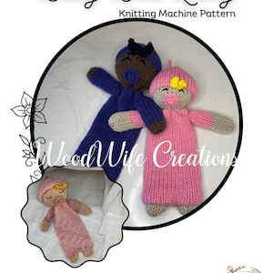 Puede incluir: Un patrón de muñeco de apego tejido. La imagen presenta dos muñecos, uno en azul y marrón, el otro en rosa y gris. Se muestra un muñeco más pequeño en un recuadro circular. Se muestra el texto "Baby Doll Lovey" y "Knitting Machine Pattern".