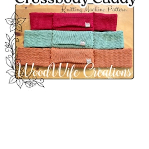 Op de afbeelding: Een display van drie gebreide Crossbody Caddy patronen in rood, teal en oranje. De tekst "Crossbody Caddy Knitting Machine Pattern" staat bovenaan. De tekst "Wood Wife Creations" staat onderaan. Elke caddy heeft een klein label.