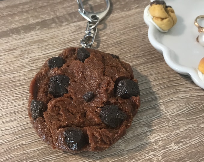 Chocolate Chocolate Chip Cookie Keychain+Kawaii keychain+cute keychain+unique gift+different gift+fun gift+snack+baked snack+dough+baker