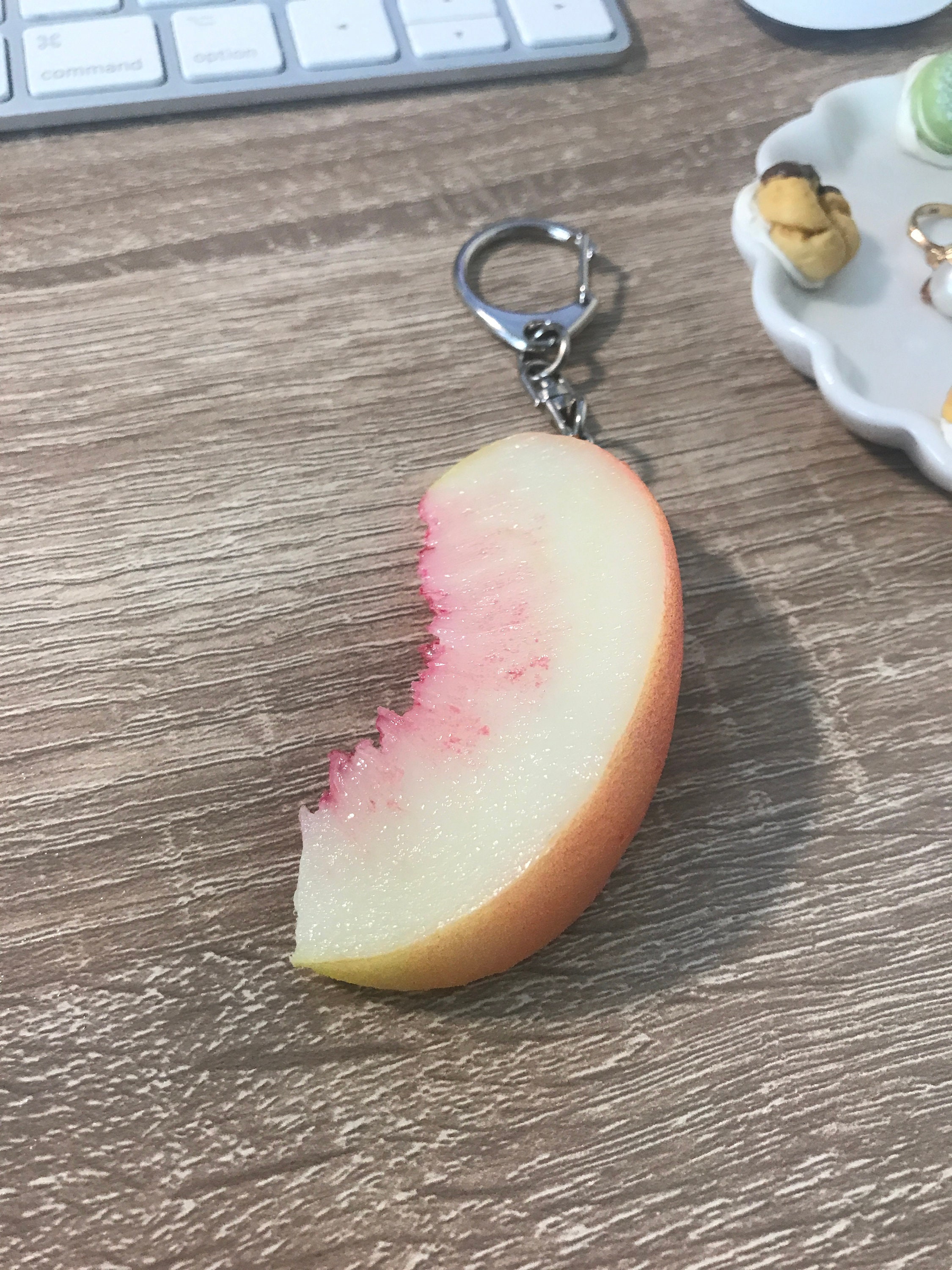 Peach Keychain+Kawaii keychain+cute keychain+fruit keychain+unique gift+different gift+fun gift+sweet+made in Japan+exciting gift+school