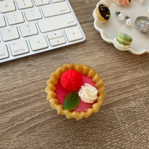 Fruit Tart Magnet Strawberry,Refrigerator Magnet,Fridge Magnet,Kitchen Magnet,Kitchen Decor,Birthday Gift,real cake, handmade,Faux food