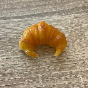 Croissant Magnet,Kawaii magnet,cute magnet,unique gift,baked or cooked,dough,baker,pastry magnet,butter, handmade,college apartment decor