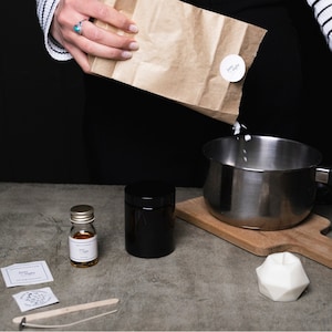 DIY Kerzen Selber Machen Set I Kerzenherstellung Set bestehend aus Sojawachs, Duftöl, Kerzendochten, Kerzengläsern, 2x180ml, juneBYnight