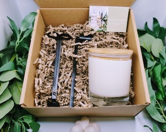 Candle Gift Set Boxed, 30cl candle with black metal candle wick trimmer and candle snuffer. perfect candle gift, celebration, new home.