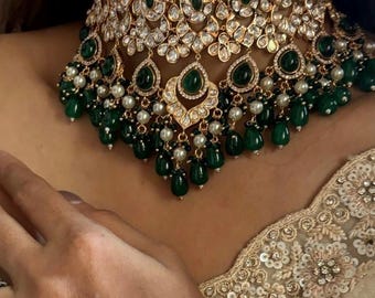 Sabyasachi geïnspireerde sieraden ongesneden polki kundan choker in smaragdgroene bruids choker set grote polki ketting parel Indiase bruidssieraden