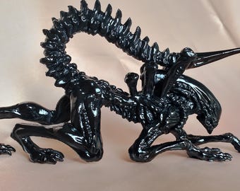 Figura de extraterrestre xenomorfo – Modelo PLA impreso en 3D (25 x 12 cm) – Regalo de ciencia ficción para coleccionistas