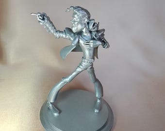 Figura plateada brillante caricaturizada de Michael Jackson