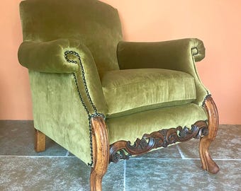 Vintage Sessel mit geschwungenem Rahmen bezogen mit grünem Samt von Linwood