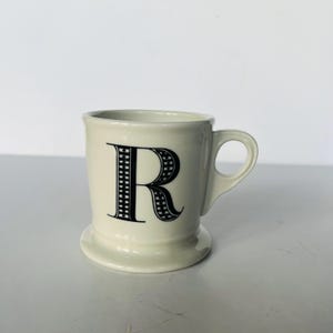 Letra R Vintage - Caneca Inicial R - Xícara de Chá e Café - Caneca com Pé Branco da Anthropologie