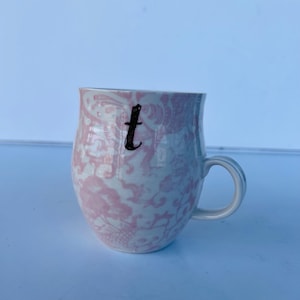 Caneca vintage da Anthropologie com pássaro rosa e flor, letra "T" - caneca com inicial t - xícara de café e chá - presentes para ela, monograma