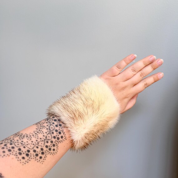 Vintage Fur Hand Cuffs - Jacket Accessories - Real Fur Skijor Western Fashion View 3