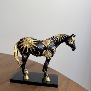 Figura vintage de la serie Sendero de Ponis Pintados - Cielo de Encanto - Decoración para el hogar con caballos celestiales