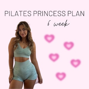 Op de afbeelding: Een vrouw draagt een lichtblauwe sportoutfit met een camouflagepatroon. De outfit bestaat uit een sportbeha en een short. De tekst "PILATES PRINCESS PLAN 6 week" staat bovenaan de afbeelding.