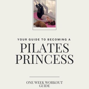 Può includere: Una donna con leggings neri e una maglietta rosa sta facendo un esercizio di Pilates su un tappetino rosa. Un cane marrone è sdraiato accanto a lei. Il testo "YOUR GUIDE TO BECOMING A PILATES PRINCESS ONE WEEK WORKOUT GUIDE BECOMING YOU BY CAMI SOPHIA" è stampato sotto l'immagine.