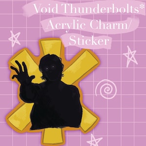 Pode incluir: Um pingente ou adesivo de acrílico com a silhueta preta de uma pessoa com olhos brancos brilhantes, posicionada em frente a uma estrela amarela de seis pontas. O texto Void Thunderbolts* Acrylic Charm/Sticker é exibido acima da figura.