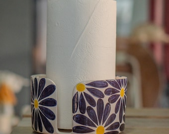 Ręcznie robiony ceramiczny uchwyt na ręczniki papierowe z kwiatowym wzorem: wystrój kuchni