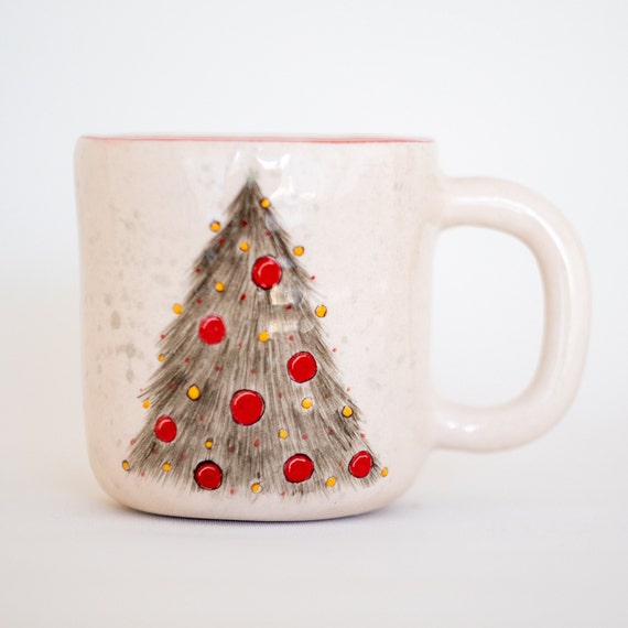 Immagini Stock - Tazza Rossa Di Caffè Fumante Accanto A Un Albero Di Natale Decorato. Image 34254141