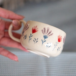 Xícara de chá de flores coloridas, caneca de café, caneca de café artesanal com flores, xícara de café de cerâmica artesanal, presente especial