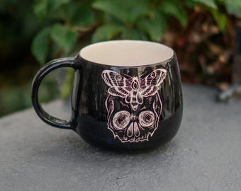 Skull and Moth Mug – Handmade Black Ceramic Coffee Cup, Gothic Pottery, Witchy Drinkware, Dark Aesthetic Gift for Horror Lovers