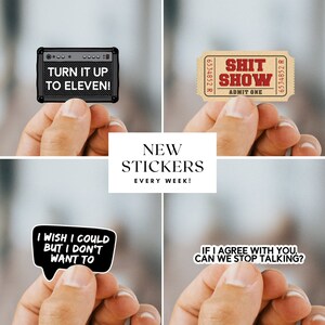 K&ouml;nnte beinhalten: Vier verschiedene Aufkleber mit humorvollen Spr&uuml;chen. Der erste Aufkleber ist eine Schwarzwei&szlig;illustration eines Gitarrenverst&auml;rkers mit dem Text "Turn it up to eleven!" Der zweite Aufkleber ist ein braunes Ticket mit dem Text "Shit Show" in Rot. Der dritte Aufkleber ist eine schwarze Sprechblase mit dem Text "I wish I could but I don't want to." Der vierte Aufkleber ist eine schwarze Sprechblase mit dem Text "If I agree with you, can we stop talking?"