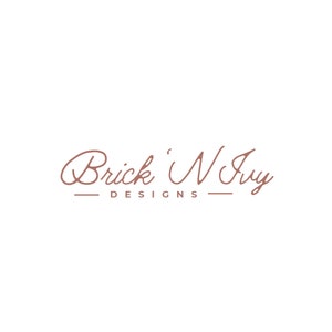 K&ouml;nnte beinhalten: Ein Logo f&uuml;r ein Designunternehmen namens "Brick 'N Ivy Designs". Das Logo ist in einer kursiven Schriftart und in einer hellbraunen Farbe.