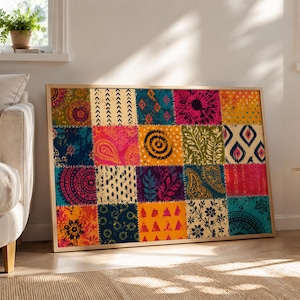 Puede incluir: Una pieza de arte mural rectangular con un diseño de patchwork vibrante compuesto por quince cuadrados distintos. Cada cuadrado muestra un patrón único, incluyendo motivos florales, formas geométricas, remolinos de cachemira y mandalas circulares en tonos azul, rosa, naranja, amarillo y verde, todo encerrado en un marco de madera clara.