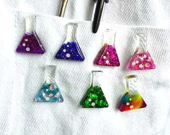 Glitter Conical Flask Pin Badge. Handmade Science Jewellery, Choose Your Colour, Glow in the Dark Option, Chemistry Gift, Scientist badge