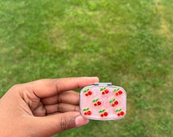 Pillendoosje kersen|Kersencoquette|Kroket|Pillencontainer|Harspillendoosje|Mintcontainer|Kersen|Puse-accessoires