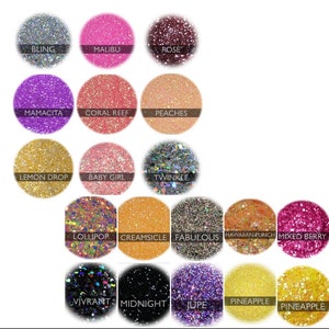 Op de afbeelding: Een verzameling van 18 glitterpotjes met verschillende kleuren en namen, waaronder Bling, Malibu, Rose, Mamacita, Coral Reef, Peaches, Lemon Drop, Baby Girl, Twinkle, Lollipop, Creamsicle, Fabulous, Hawaiian Punch, Mixed Berry, Vivrant, Midnight, Jupe, Pineapple en Pineapple.