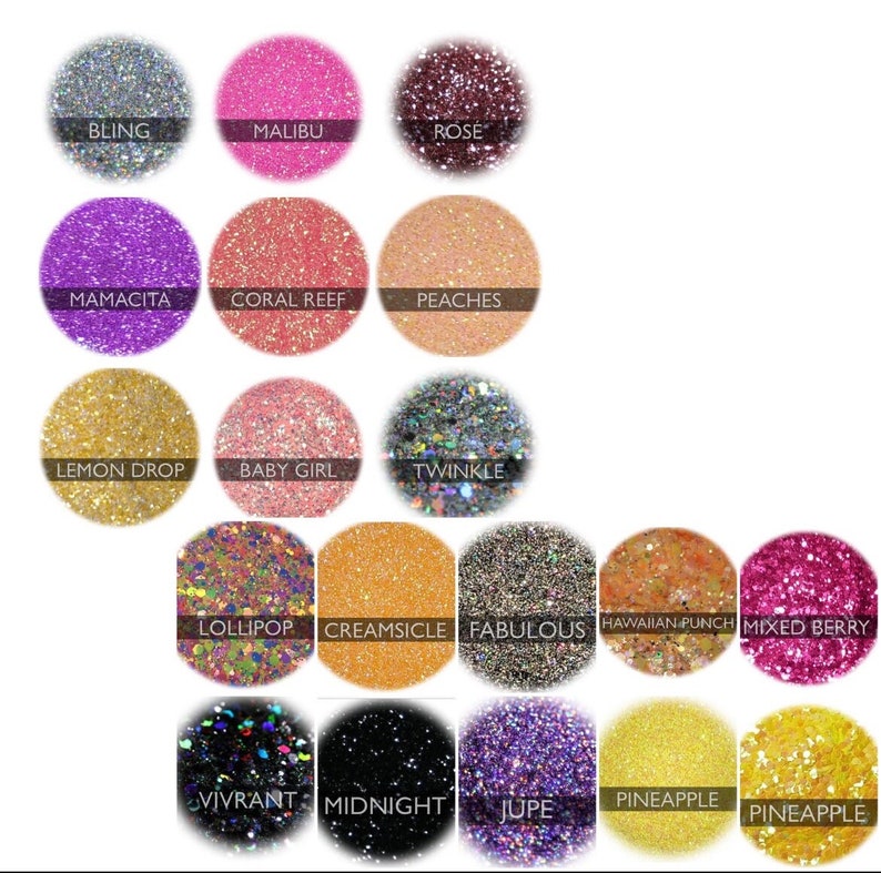 Op de afbeelding: Een verzameling van 18 glitterpotjes met verschillende kleuren en namen, waaronder Bling, Malibu, Rose, Mamacita, Coral Reef, Peaches, Lemon Drop, Baby Girl, Twinkle, Lollipop, Creamsicle, Fabulous, Hawaiian Punch, Mixed Berry, Vivrant, Midnight, Jupe, Pineapple en Pineapple.