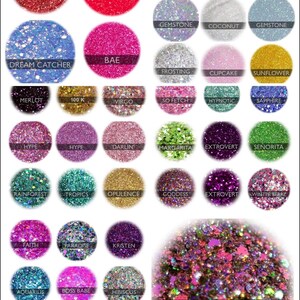 Op de afbeelding: Een verzameling van 36 kleine potjes gevuld met kleurrijke glitter. Elk potje heeft een andere kleur en naam, zoals "Candy Apple", "Maraschino", "Dream Catcher", "Bae", "Merlot", "100 K", "Virgo", "So Fetch", "Hype", "Darlin", "Margarita", "Extrovert", "Rainforest", "Tropics", "Opulence", "Goddess", "Faith", "Paradise", "Kristen", "Aquarius", "Boss Babe", "Hibiscus", "Bonita", "Bella", "Bikini", "Fiesta", "Tiffany", "Tangerine", "Gemstone", "Coconut", "Sunflower", "Hypnotic", "Sapphire", "Senorita", "Winter Berry" en "Piggy Bank".