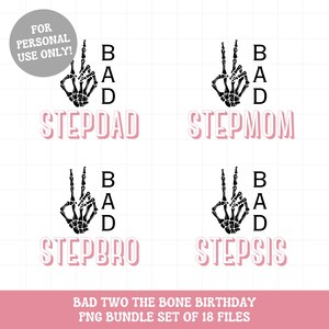 Puede incluir: Un conjunto de cuatro dise&ntilde;os digitales que presentan una mano de esqueleto haciendo el signo de la paz con las letras "BAD" escritas verticalmente a su lado. Los dise&ntilde;os incluyen las palabras "Stepdad", "Stepmom", "Stepbro" y "Stepsis" en texto rosa.
