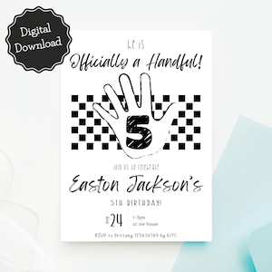 Può includere: Un invito di compleanno in bianco e nero con la scritta "He is Officially a Handful!" e una grafica a mano con il numero 5. L'invito è per il 5° compleanno di Easton Jackson, il 24 agosto.