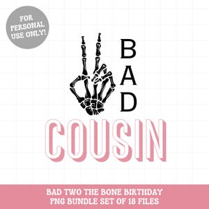 Puede incluir: Dise&ntilde;o gr&aacute;fico en blanco y negro de una mano de esqueleto haciendo el signo de la paz con la palabra "BAD" verticalmente a su lado y la palabra "COUSIN" en letras rosas debajo. El texto "BAD TWO THE BONE BIRTHDAY PNG BUNDLE SET OF 18 FILES" est&aacute; en la parte inferior de la imagen.