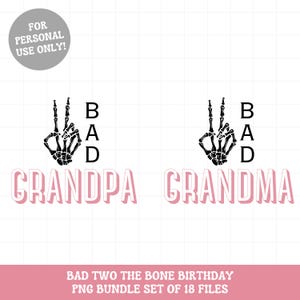 Puede incluir: Dos dise&ntilde;os digitales que muestran una mano de esqueleto haciendo el signo de la paz con las letras "BAD" apiladas verticalmente a su lado. La palabra "GRANDPA" est&aacute; debajo del primer dise&ntilde;o y la palabra "GRANDMA" est&aacute; debajo del segundo dise&ntilde;o. El texto es de color rosa.