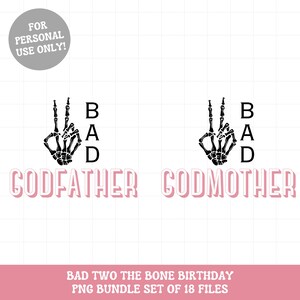 Puede incluir: Dos manos de esqueleto negras con signos de paz, una con el texto "BAD GODFATHER" y la otra con el texto "BAD GODMOTHER". El texto est&aacute; en negro con un contorno rosa. El fondo es blanco.