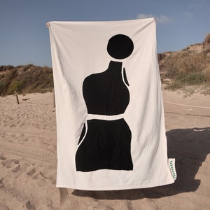 Silueta de mujer | Tapestry | Textile art | Wall hanging | Home decor | Blankets & Throws | Bed blanket | Beach blanket