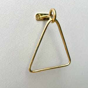 Portasciugamani in ottone non laccato, portasciugamani triangolare in ottone, portasciugamani per il bagno, accessorio in ottone, portasciugamani in ottone, portasciugamani per le mani