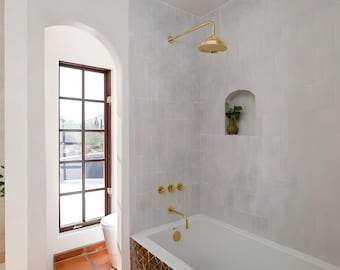 Sistema de chuveiro em latão sem verniz com chuveiro de teto grande e acessórios de chuveiro em latão dourado.