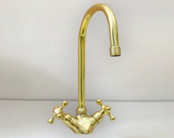Ongelakte koperen kraan - keukenkraan - vintage kraan - gootsteenkraan - Zwanenhalskraan - antieke kraan - wastafelkraan badkamer
