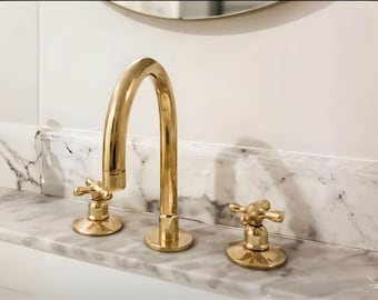 Torneira de três furos em latão maciço sem verniz, com acabamento em pátina antiga.