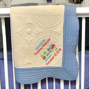 Couverture brodée pour bébé garçon ou bébé fille; Couverture personnalisée de courtepointe pour bébé souvenir; Couverture pour bébé statistiques de naissance ; Cadeau de fête de naissance