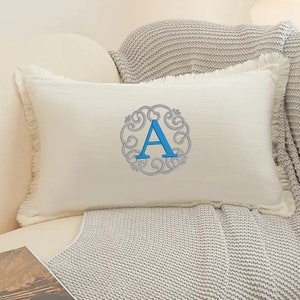 Oreiller en coton lavé à pompons personnalisé ; Oreiller de canapé brodé monogrammé personnalisé; Coussin personnalisé