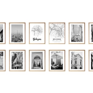 Puede incluir: Una colección de fotografías en blanco y negro enmarcadas de varias escenas en Bolonia, Italia. Los marcos son todos del mismo tamaño y forma, y están dispuestos en una cuadrícula en una pared blanca. Las fotos incluyen una vista del horizonte de la ciudad, una escena callejera, una fachada de edificio y un primer plano de una estatua.