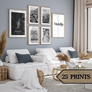 Puede incluir: Una sala de estar con un sofá blanco seccional y una mesa de café. La pared está decorada con impresiones en blanco y negro de paisajes urbanos y edificios. El texto "Medellin, Colombia" está en una de las impresiones.