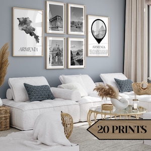 Może przedstawiać: Zestaw czarno-białych wydruków z obrazami Armenii. Wydruki zawierają mapę Armenii, budynek i krajobraz. Wydruki są oprawione i rozmieszczone na ścianie nad białą sofą. Tekst "Armenia" jest widoczny na wydrukach.