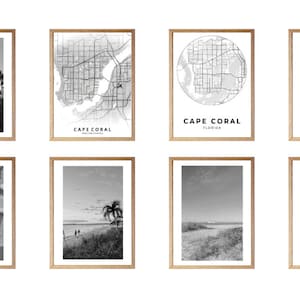 Puede incluir: Un conjunto de ocho impresiones enmarcadas en blanco y negro que representan varias escenas de Cape Coral, Florida. Las impresiones incluyen un mapa de la ciudad, una vista de la costa y un edificio.