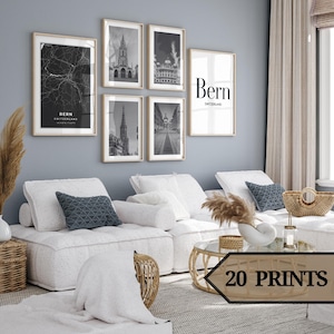 Puede incluir: Un conjunto de seis impresiones en blanco y negro con imágenes de Berna, Suiza. Las impresiones están dispuestas en una cuadrícula en una pared gris sobre un sofá blanco. El texto "Bern Switzerland" es visible en una de las impresiones.