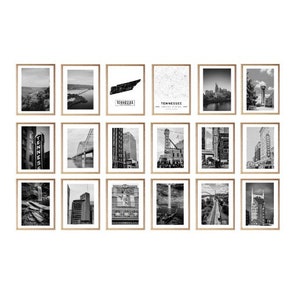 Puede incluir: Una pared de galería en blanco y negro de fotografías enmarcadas que muestran varios paisajes urbanos de Nashville, Tennessee. Las fotos incluyen el horizonte, los puentes y los edificios.