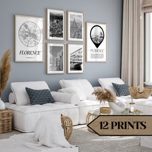 Könnte beinhalten: Ein Set mit 12 Schwarzweißdrucken mit verschiedenen Bildern von Florenz, Italien. Die Drucke sind in einem einfachen Holzrahmen gerahmt und in einem Rastermuster an einer Wand angeordnet. Die Drucke werden in einem Wohnzimmer mit einem weißen Sofa und einem Couchtisch ausgestellt.